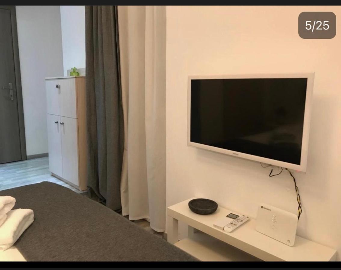 Small Budget Diamond Apartment In Agias Sofias. Tesalonika Bagian luar foto