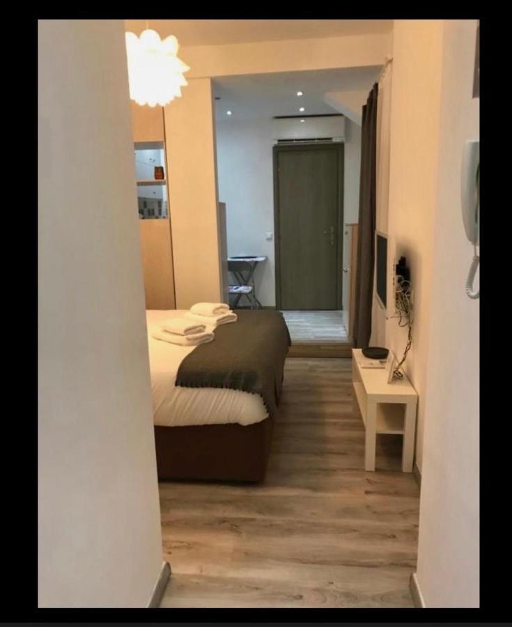 Small Budget Diamond Apartment In Agias Sofias. Tesalonika Bagian luar foto