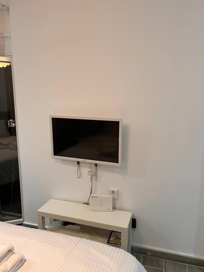 Small Budget Diamond Apartment In Agias Sofias. Tesalonika Bagian luar foto