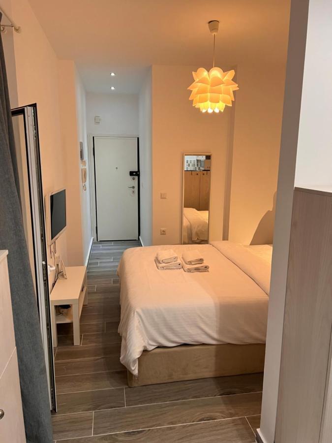 Small Budget Diamond Apartment In Agias Sofias. Tesalonika Bagian luar foto