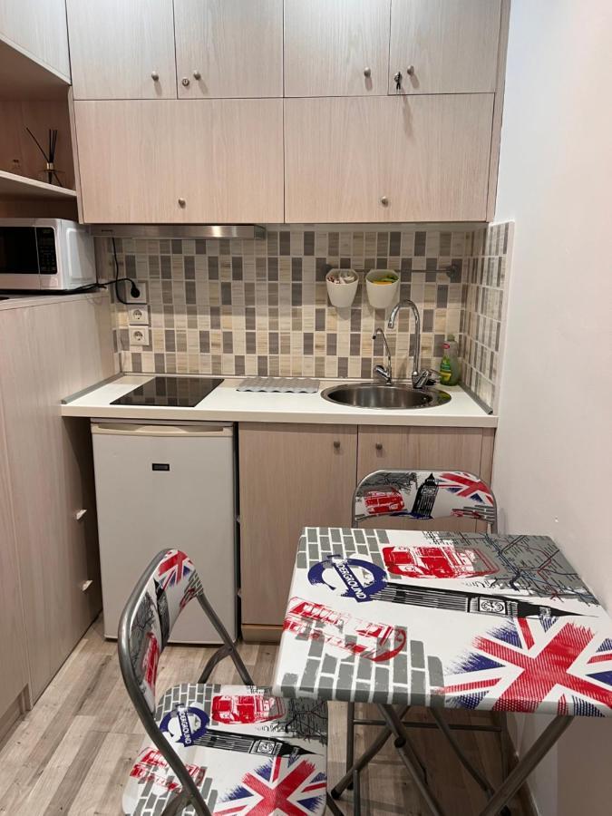 Small Budget Diamond Apartment In Agias Sofias. Tesalonika Bagian luar foto