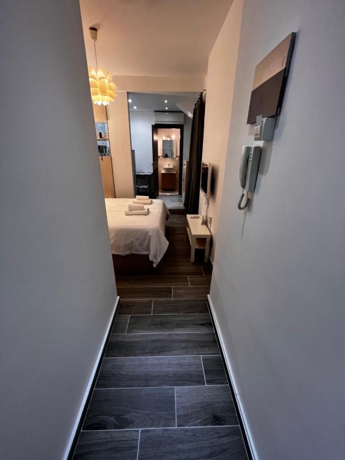 Small Budget Diamond Apartment In Agias Sofias. Tesalonika Bagian luar foto